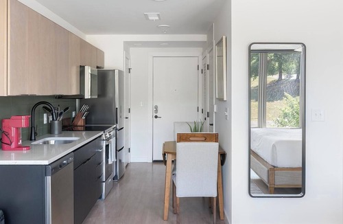 Eighth Avenue Apartment | Landing | Amazing Studio, Gym
