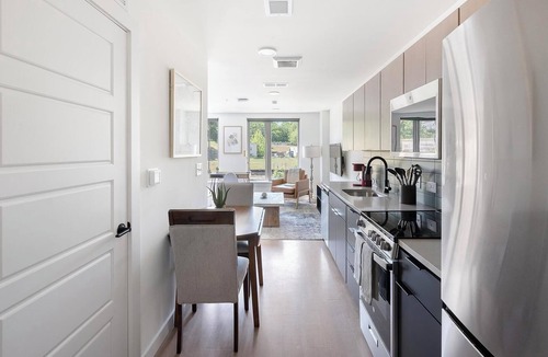 Eighth Avenue Apartment | Landing | Amazing Studio, Gym