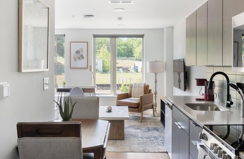 Eighth Avenue Apartment | Landing | Amazing Studio, Gym