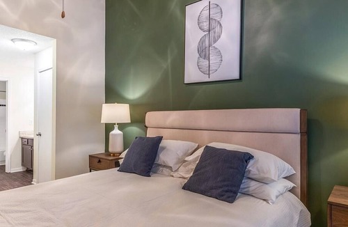 Winston - Salem Apartment | Landing at Crowne Oaks - 2 Bedrooms in Downtown Winston Salem