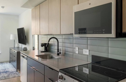 Eighth Avenue Apartment | Landing | Chic Studio, Gym