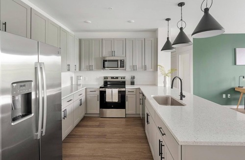 Brentwood Apartment | Landing | Modern 1BD, Gym, Clubhouse