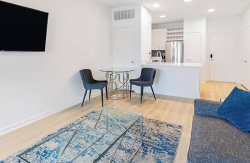 Eden Apartment | Landing | Modern 1BD, Yoga Studio, Pool