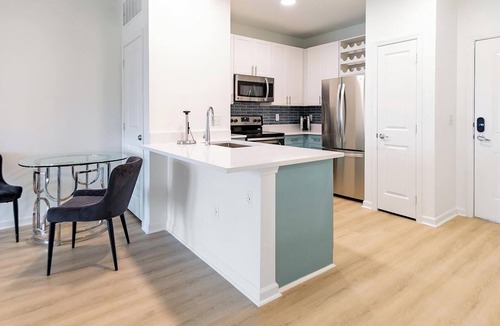 Eden Apartment | Landing | Modern 1BD, Yoga Studio, Pool