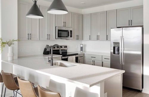 Brentwood Apartment | Landing | Modern 2BD, Clubhouse, Gym