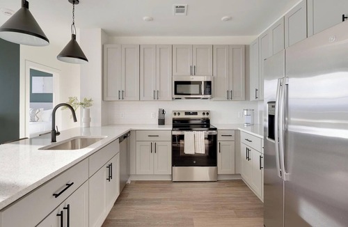 Brentwood Apartment | Landing | Modern 2BD, Clubhouse, Gym