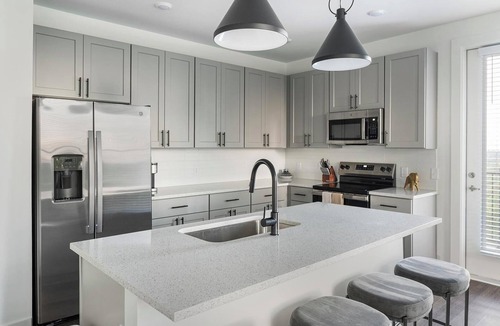 Brentwood Apartment | Landing | Modern 2BD, Clubhouse, Gym