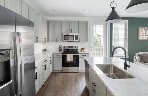Brentwood Apartment | Landing | Modern 2BD, Clubhouse, Gym
