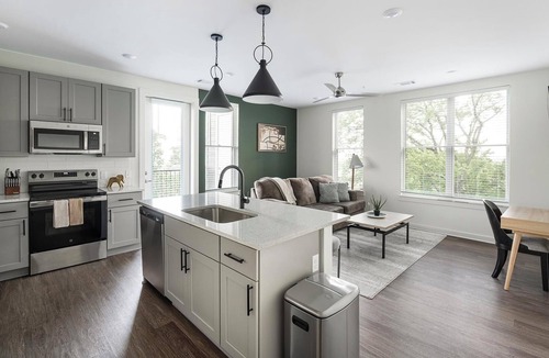 Brentwood Apartment | Landing | Modern 2BD, Clubhouse, Gym