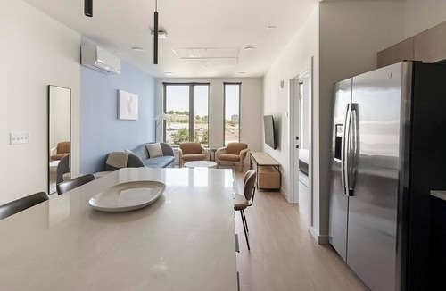 Eighth Avenue Apartment | Landing | Modern 3BD, Gym