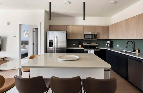Eighth Avenue Apartment | Landing | Modern 3BD, Gym