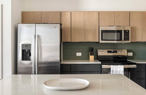 Eighth Avenue Apartment | Landing | Modern 3BD, Gym