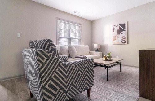 Crabtree Apartment | Landing Spectacular 2BD Pool Gym