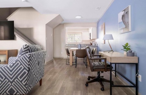 Crabtree Apartment | Landing Spectacular 2BD Pool Gym