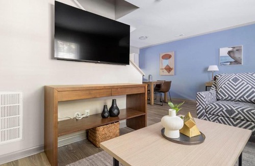 Crabtree Apartment | Landing Spectacular 2BD Pool Gym