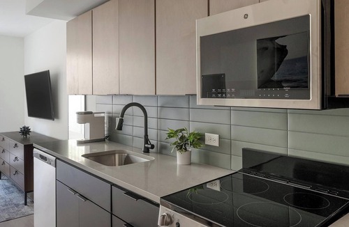 Eighth Avenue Apartment | Landing | Spectacular Studio, Gym