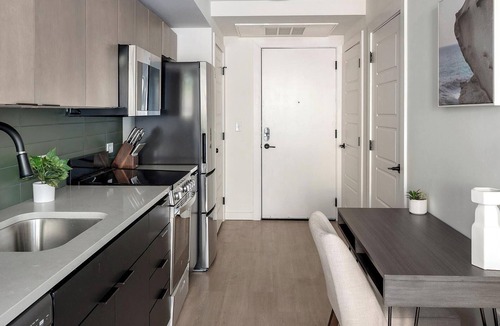 Eighth Avenue Apartment | Landing | Spectacular Studio, Gym