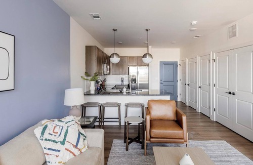 Madison Apartment | Landing | Stunning 1BD, Gym, Pool
