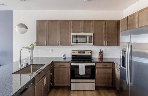 Madison Apartment | Landing | Stunning 1BD, Gym, Pool