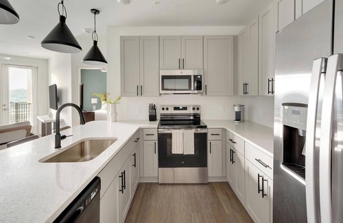 Brentwood Apartment | Landing | Stunning 2BD, Gym, Clubhouse