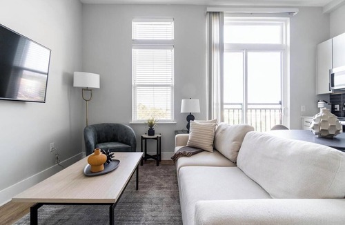 Downtown Apartment | Landing | Stunning Studio, Gym, Yoga Studio
