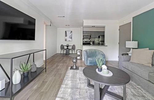 Green Hills Apartment | Landing | Stylish 1BD, Pool, Gym