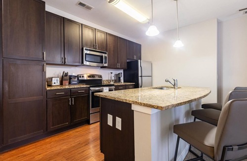 Norfolk Apartment | Landing | Stylish 2BD, Clubhouse, Gym