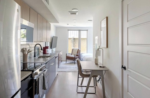 Eighth Avenue Apartment | Landing | Stylish Studio, Gym