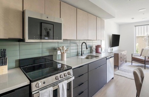 Eighth Avenue Apartment | Landing | Stylish Studio, Gym
