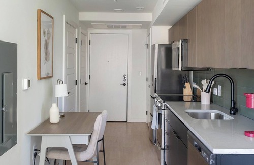 Eighth Avenue Apartment | Landing | Stylish Studio, Gym