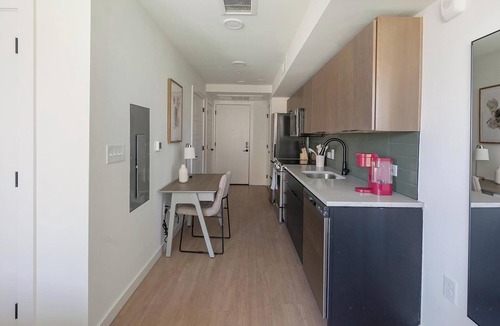 Eighth Avenue Apartment | Landing | Stylish Studio, Gym