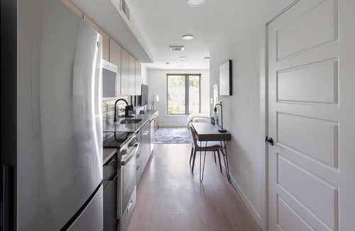 Eighth Avenue Apartment | Landing | Stylish Studio, Gym