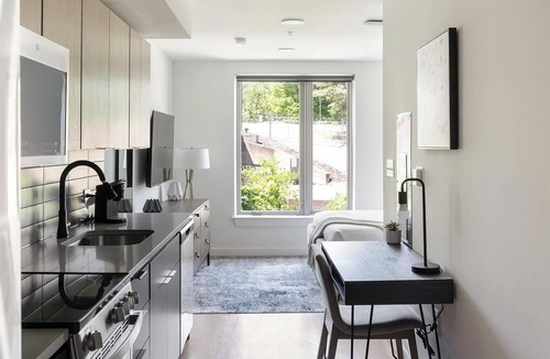 Eighth Avenue Apartment | Landing | Stylish Studio, Gym