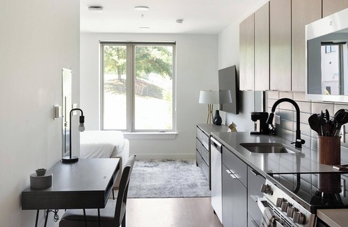 Eighth Avenue Apartment | Landing | Stylish Studio, Gym