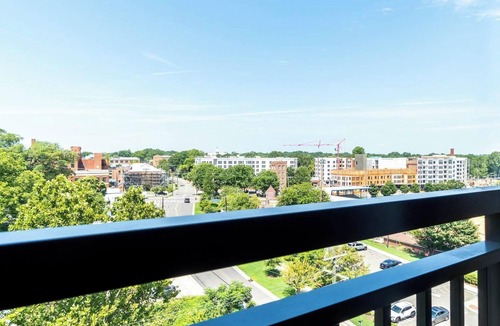 Downtown Apartment | Landing | Stylish Studio, Pool, Yoga Studio