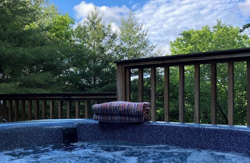 Lansing Cabin | Lansing NC , near West Jefferson and Boone NC, secluded log cabin getaway