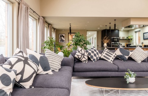 Blairgowrie House | Larch House - sleeps 6 guests in 3 bedrooms