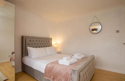 Old Windsor House | Large 4 Bed House near River Thames