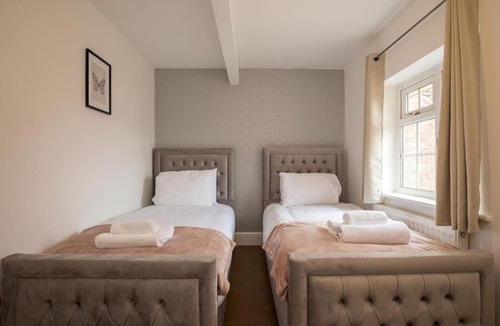 Old Windsor House | Large 4 Bed House near River Thames