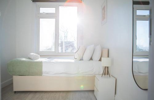 Portswood House | Large 5 bedroom home Sleeps 10