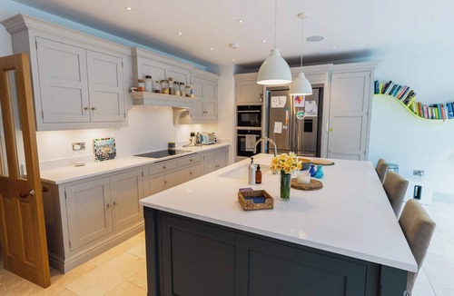 Chichester House | Large 6BR House near Goodwood, Garden & Parking