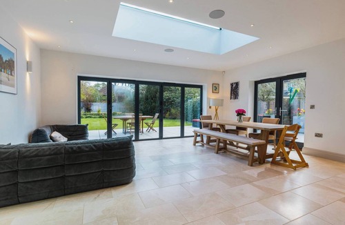 Chichester House | Large 6BR House near Goodwood, Garden & Parking