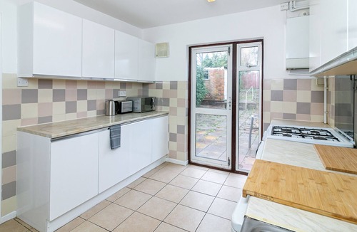Stevenage House | Large, Bright & Cosy Home - Fairlands Lodge