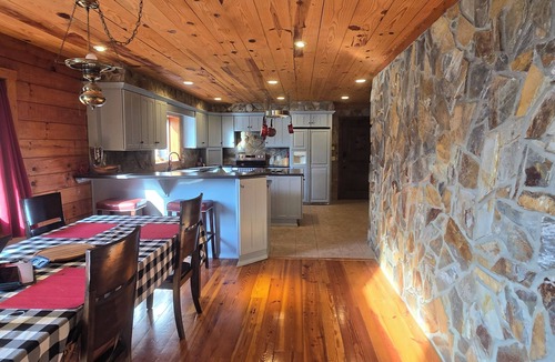 Aberdeen House | large cabin on lake - privacy and parking