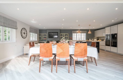Fetcham House | Large Comfortable & Private Home in Fetcham - Pass the Keys