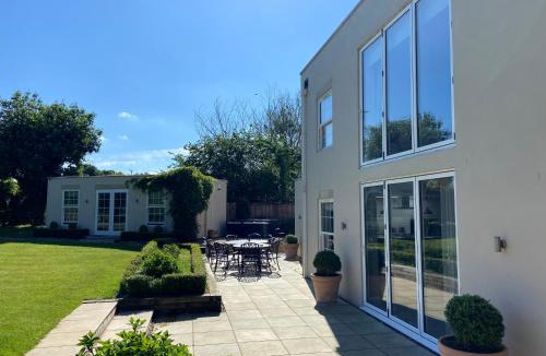 Horton House | Large Country House with Hot Tub, Pool Table, and Log Burner