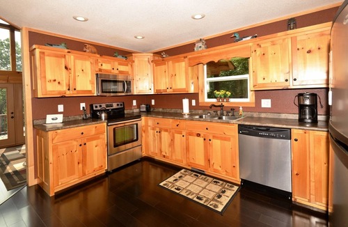Unaka Ski Chalet | Large Deck & Mountain Views! Starlink Wi-Fi & Discounts!