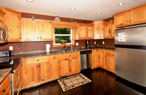 Unaka Ski Chalet | Large Deck & Mountain Views! Starlink Wi-Fi & Discounts!