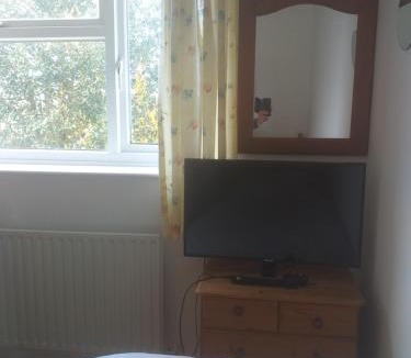 Aldershot House | Large double room or single room with shared bathroom