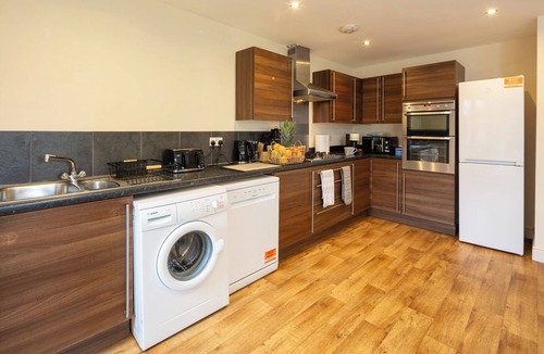 Gloucester House | Large Gloucester House in the City Centre with Free Parking!